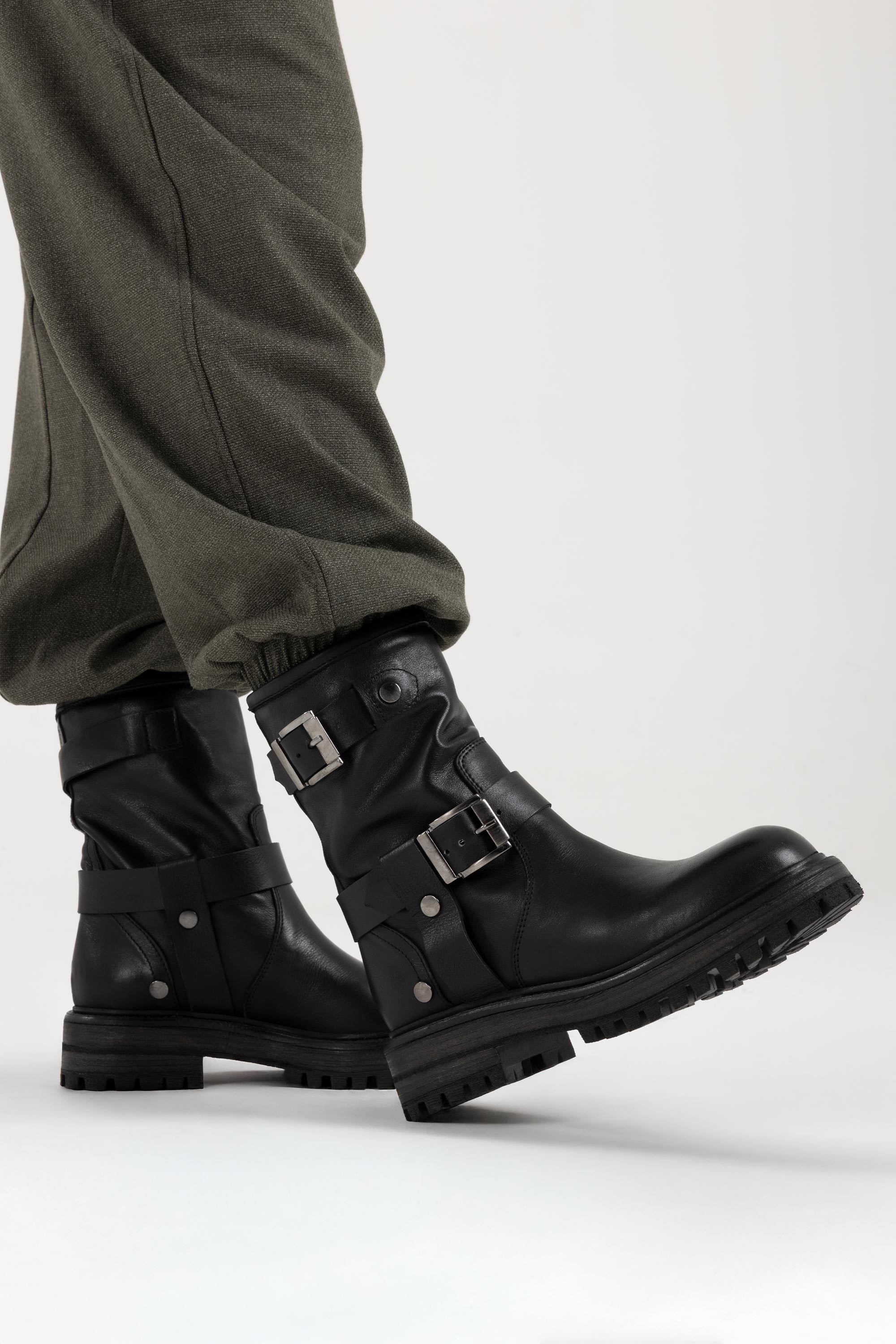 Anfibi in Pelle Jacinthe - Nero, indossato