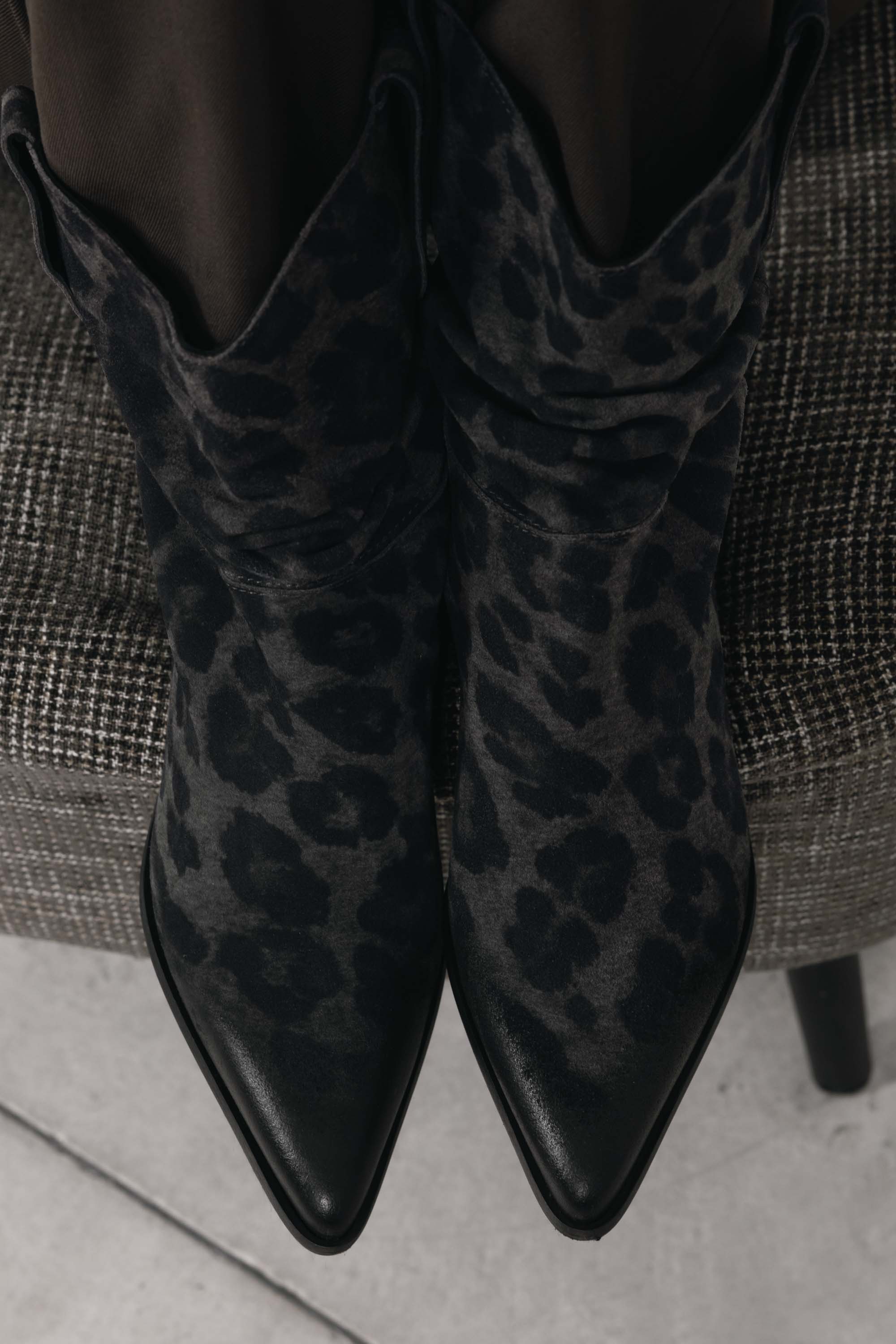 Stivaletti in Camoscio Celeste - Grigio, indossato