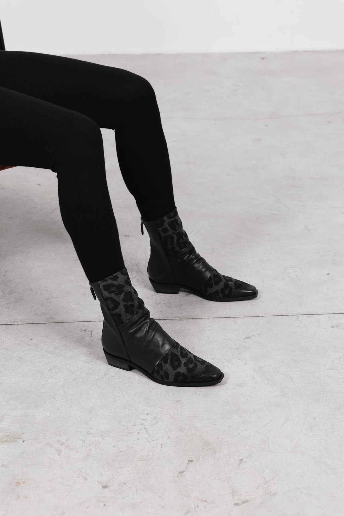 Botins Animal Print em Pele Lavender