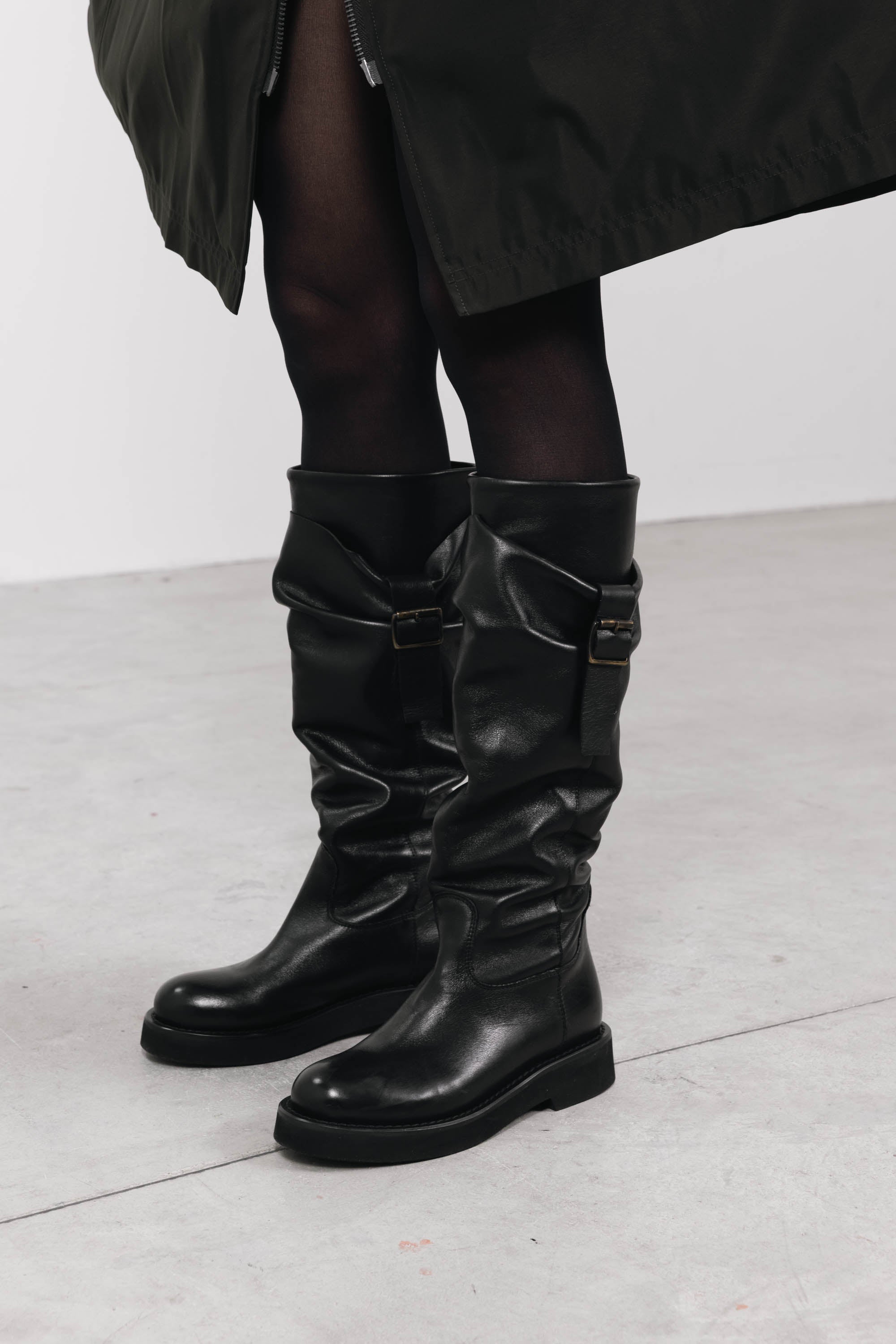 M482M38 Jacqueline Nero indossato 4