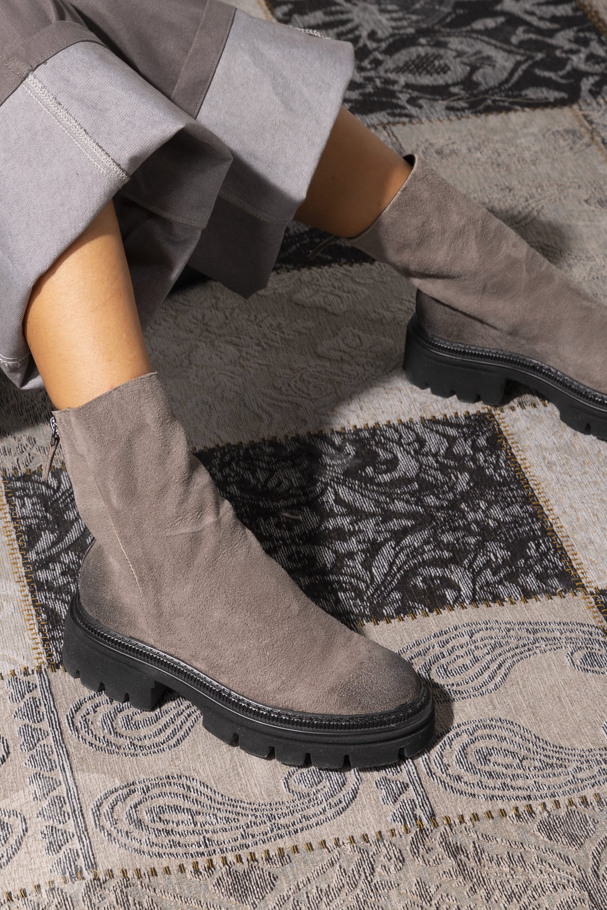 Stivaletti in Camoscio Giselle - Grigio, indossato