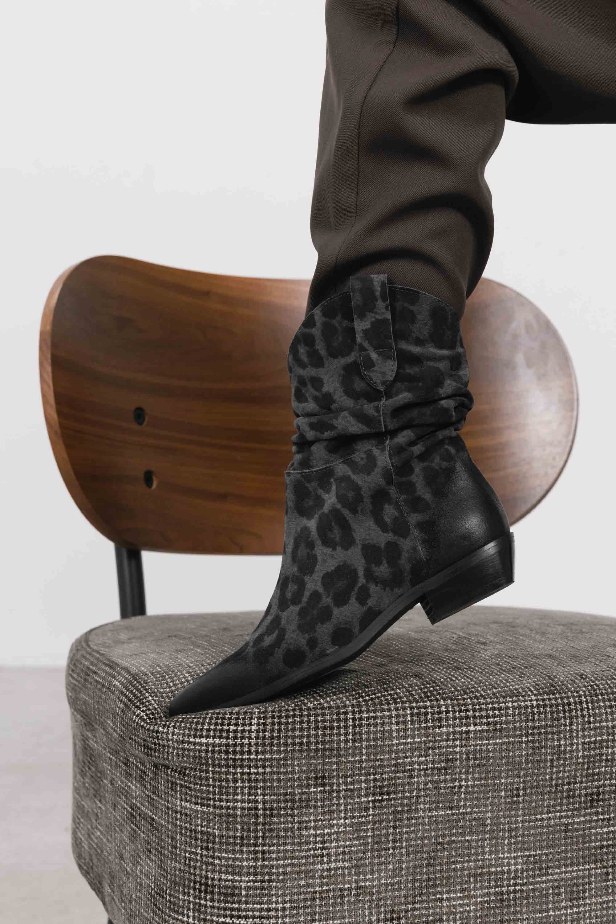 Stivaletti in Camoscio Celeste - Grigio, indossato