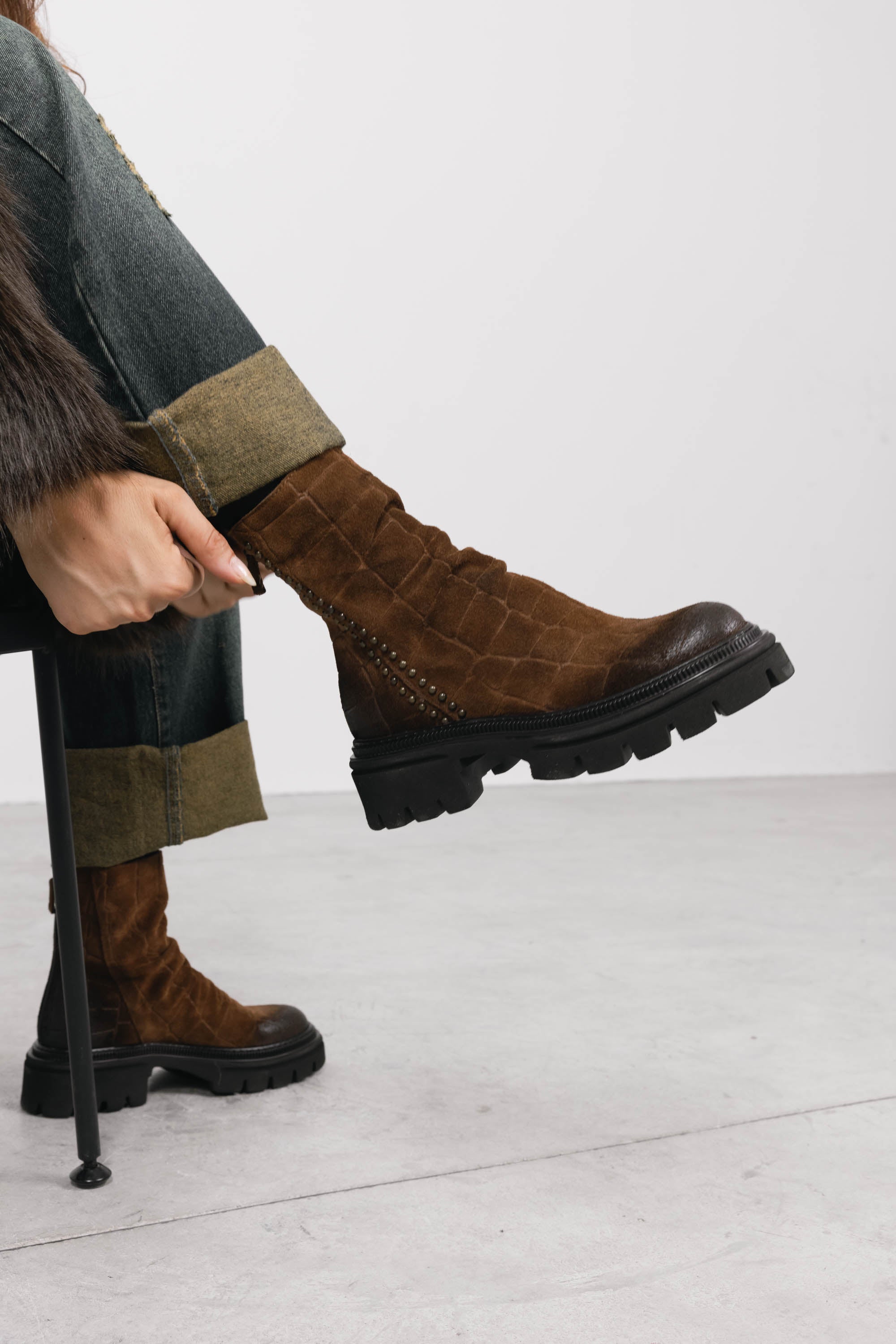 Stivaletti in Camoscio Zara - Cuoio, indossato