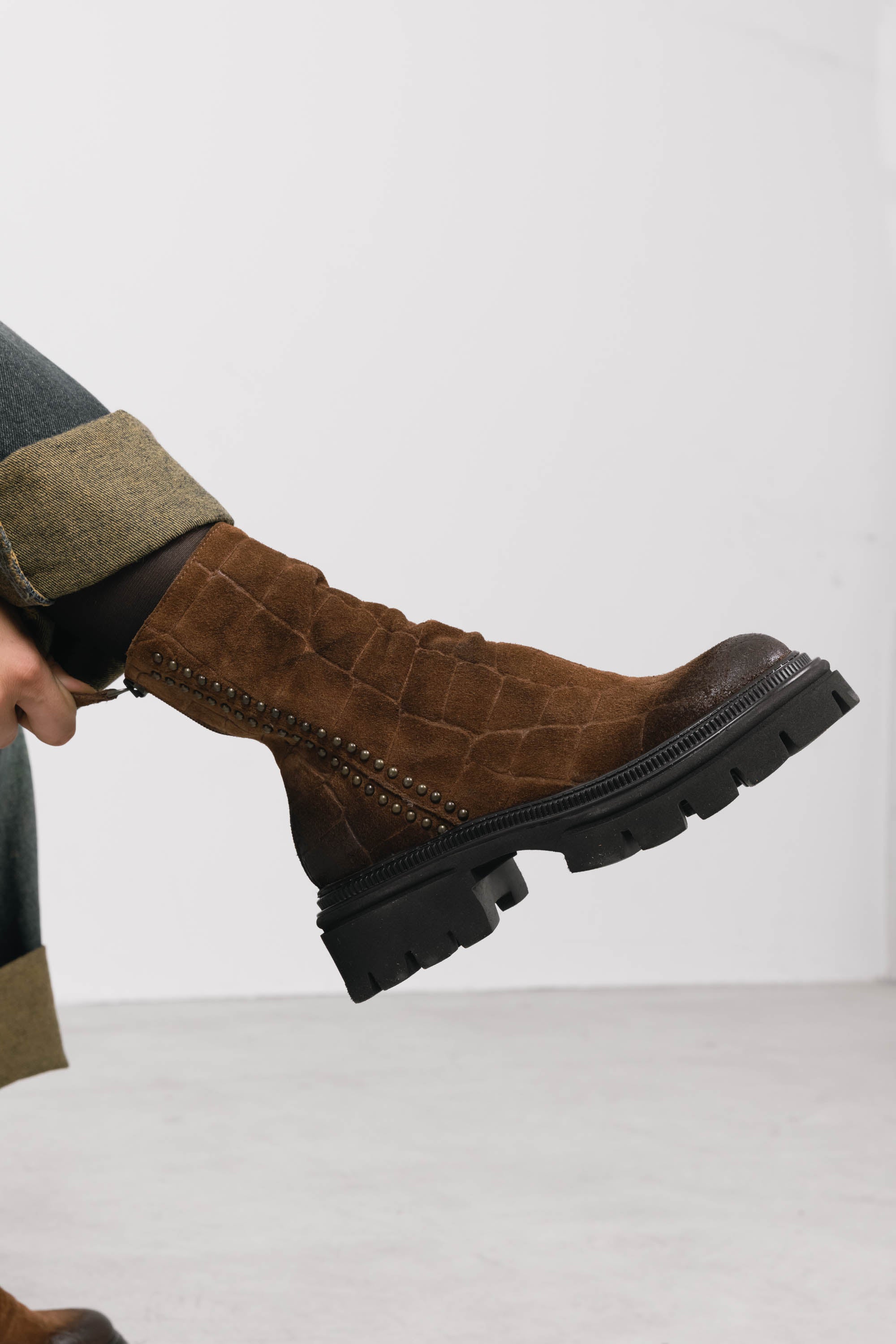 Stivaletti in Camoscio Zara - Cuoio, indossato