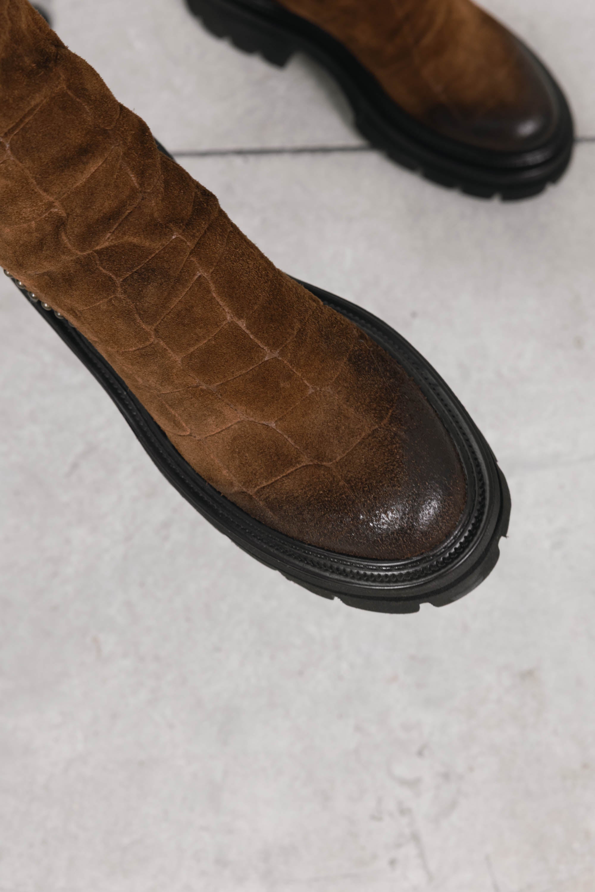 Stivaletti in Camoscio Zara - Cuoio, indossato