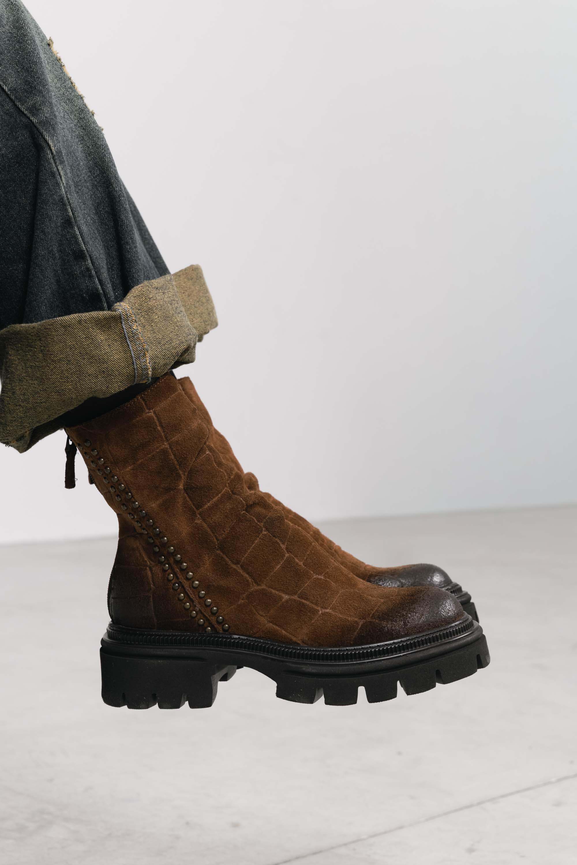 Stivaletti in Camoscio Zara - Cuoio, indossato