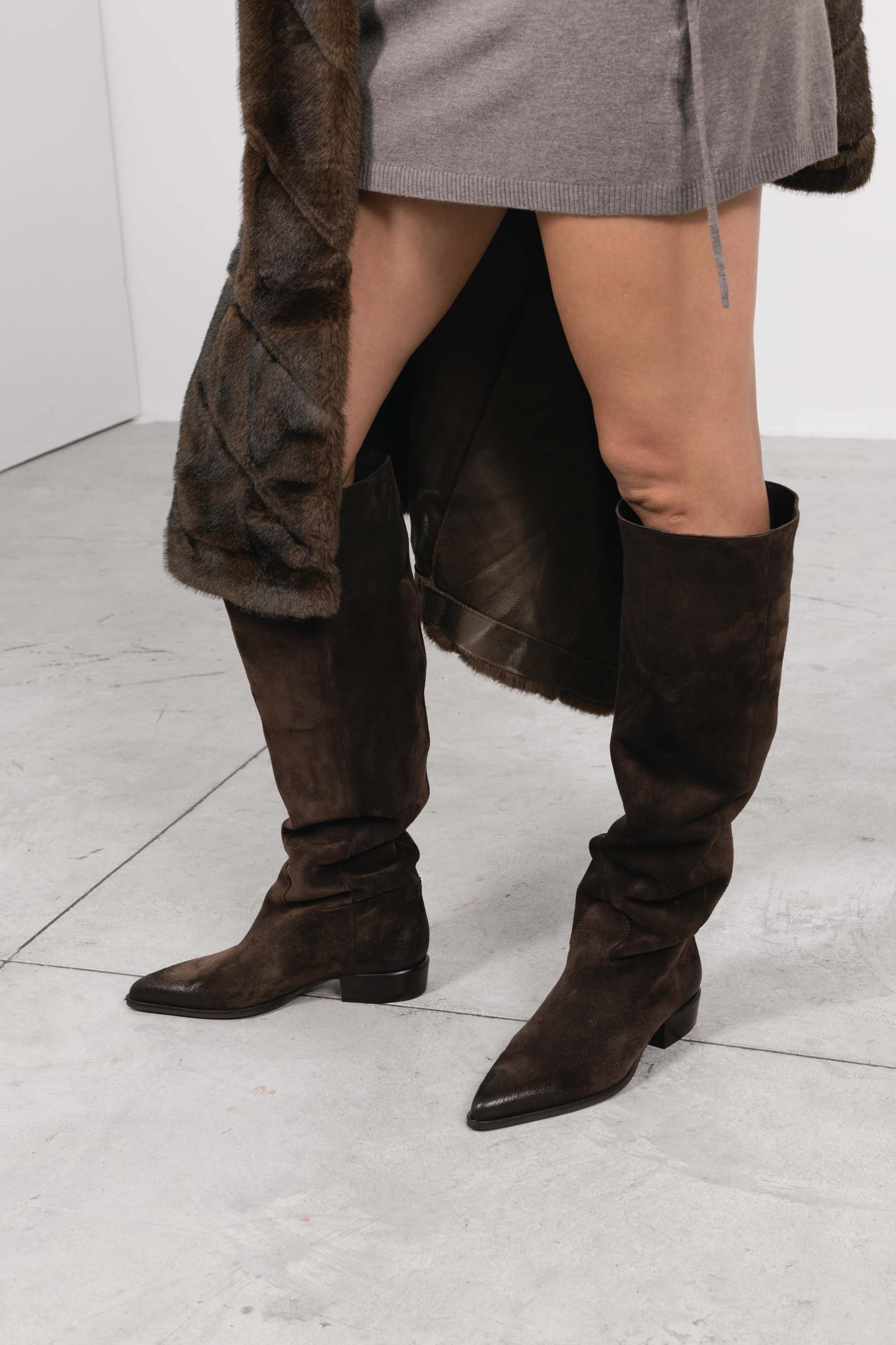 Stivali in Camoscio Bianca - Marrone, indossato