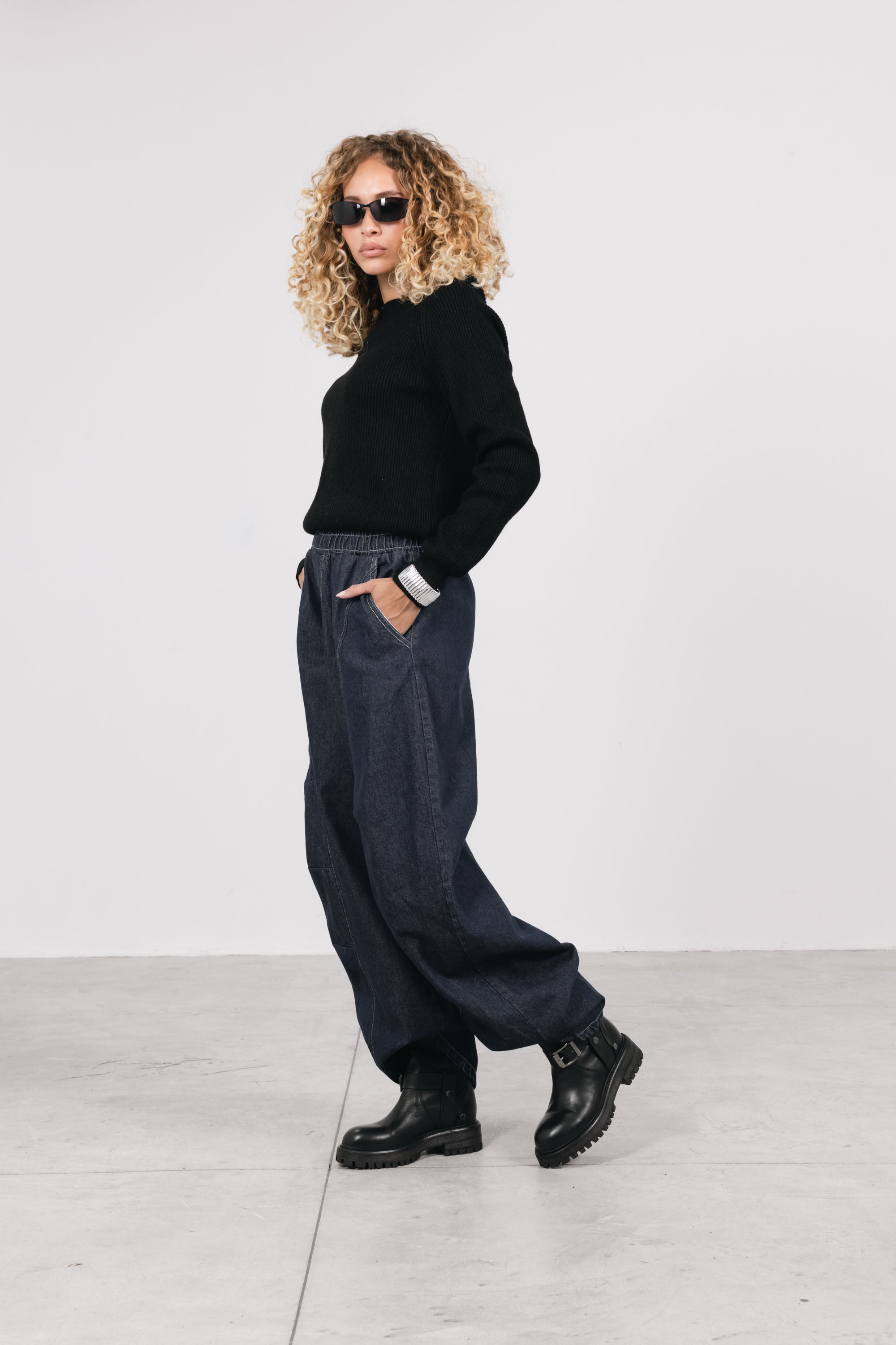 Anfibi in Pelle Jacinthe - Nero, indossato