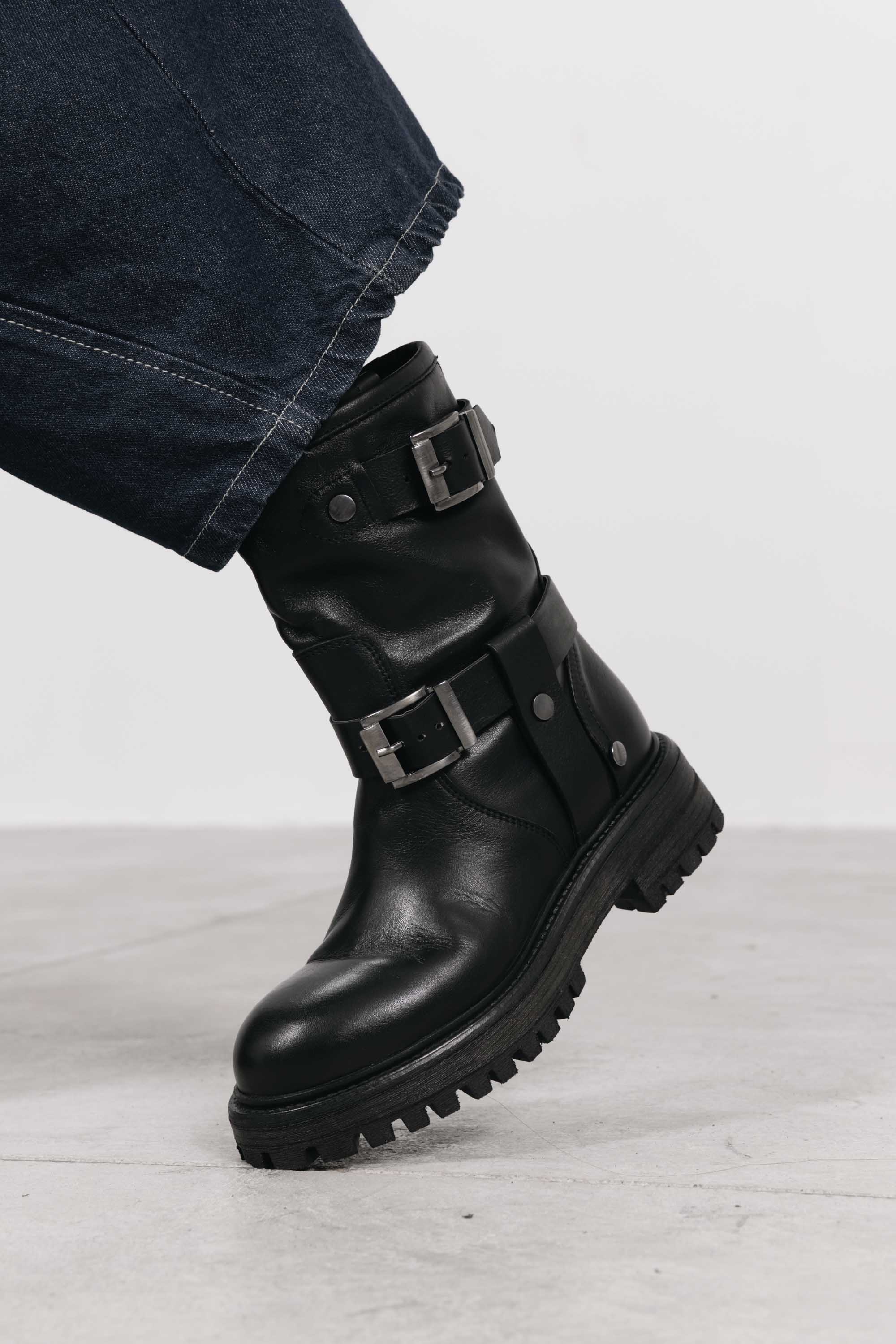 Anfibi in Pelle Jacinthe - Nero, indossato
