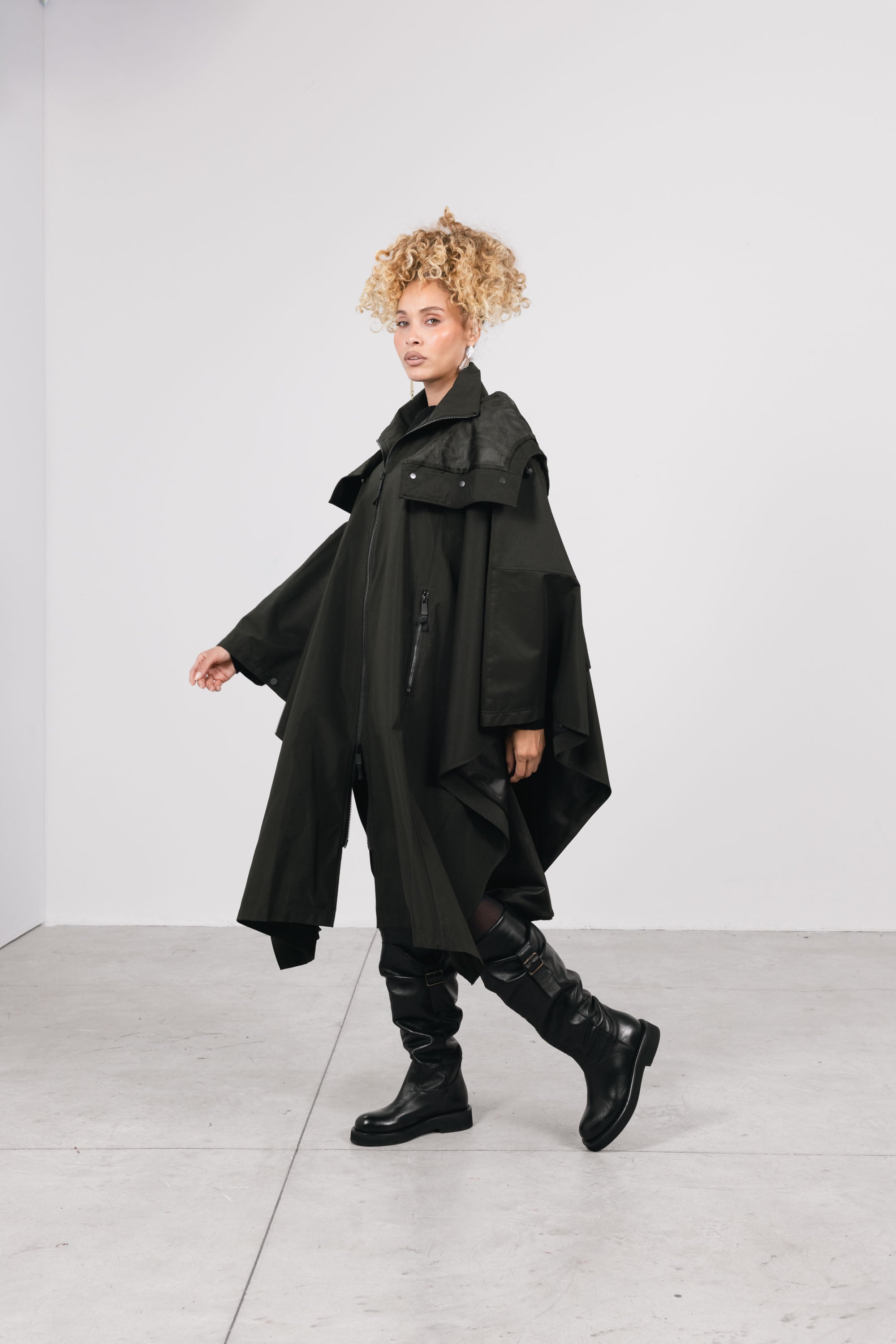 M482M38 Jacqueline Nero indossato
