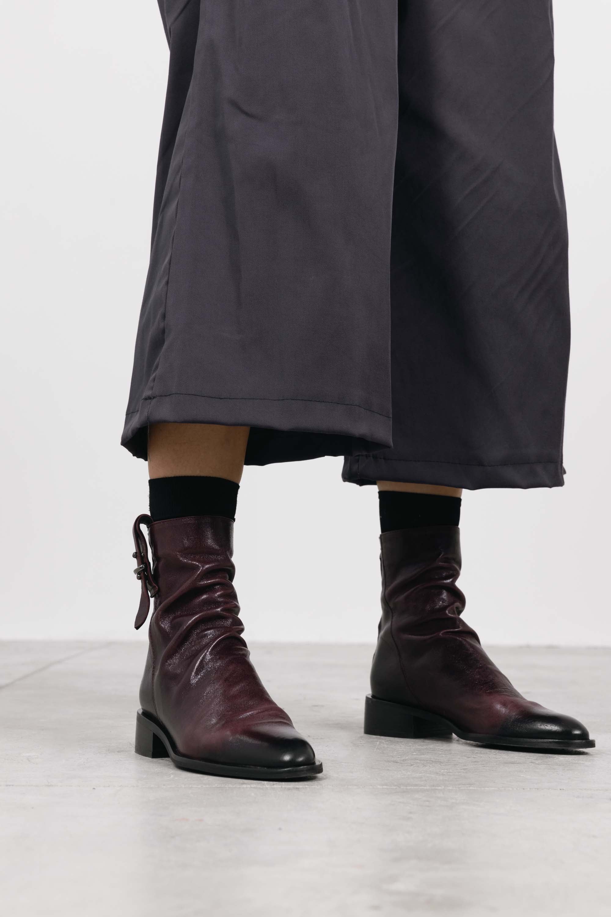 Stivaletti in Pelle Cheyenne - Bordeaux, indossato