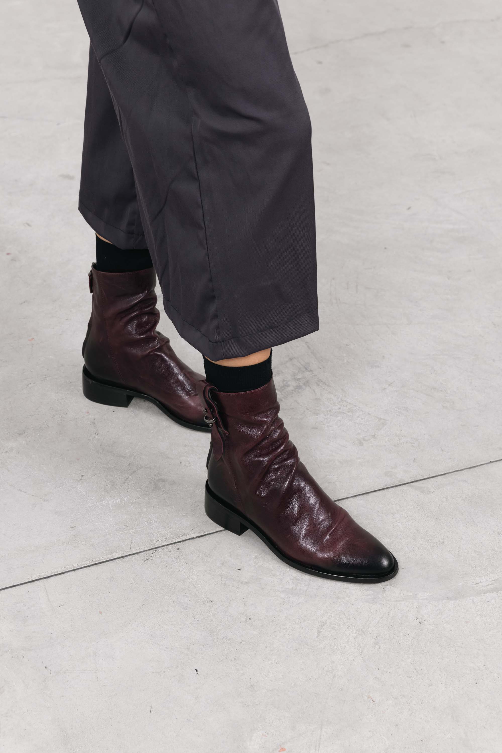 Stivaletti in Pelle Cheyenne - Bordeaux, indossato
